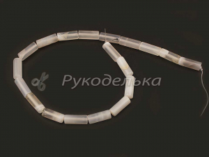 Бусины. Агат серо-белый. Цилиндр 8х20мм. Нить.
